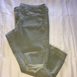 Distressed cropped jeans